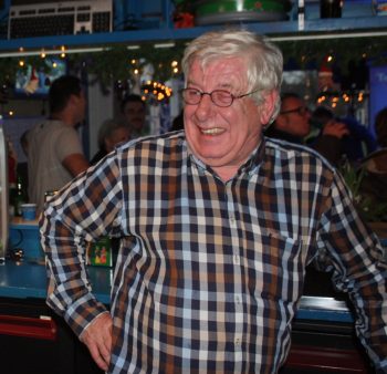Gert achter de bar bij Rohda'76